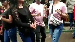 Beginilah kalo joget sama pacar ditempat ramai!!!