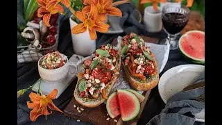 Sandwiches mit gegrilltem Gemüse und Wassermelonen Salsa