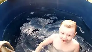 Тимоха купается в бочке