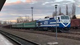 Тепловоз TE33AС-3002 с грузовым поездом / Diesel locomotive TE33AC-3002 [CFM]