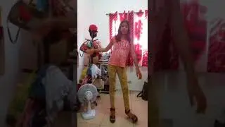 Experimentando sapatos da minha irmã