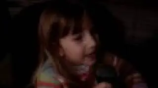 Marcelinha canta a 