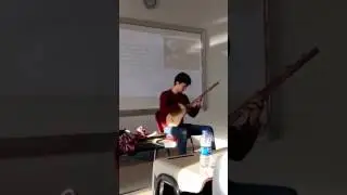 Стамбулда сабак учурунда комуз черткен кербезим