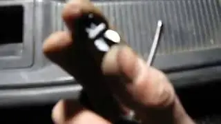 Снять задний амортизатор на мерседесе мешает обшивка багажника