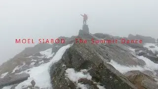 Hiking Moel Siabod, the summit Dance