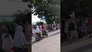 Masya Allah Ibuku ngantri ngambil sembako semangat banget