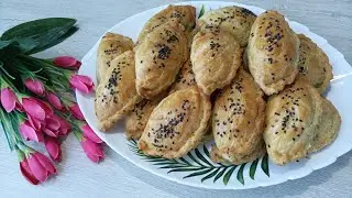 Хрустящая слоёный самса с зеленью.