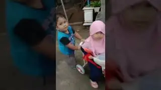 kakak Auliya bersama kakak reza seperti Marsha and the besar saja hehe