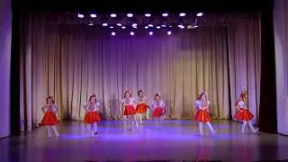 Танцювальний колектив "Друзі" виконують танець "Як у нас на Україні"
