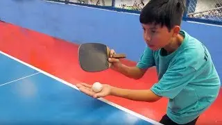 MENINO CRIA NOVO SAQUE P/ O TÊNIS DE MESA