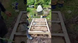 Как в грядке с картоном сделать отверстия под посадку ?)