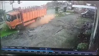 Detik Detik Truk Nekat Tabrak Kantor Polisi, Demi Hindari Korban Jiwa