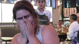 SONIA LLORA CON SU REGALO