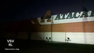 A estrada que vai para o atacadão durante a noite