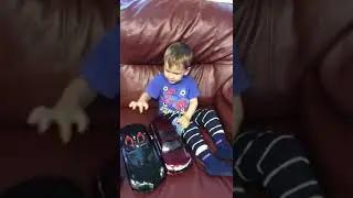 Динарчик 2 годика и машинки ))