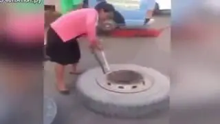 Девушка разбортовывает колесо