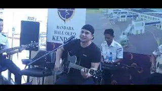 Fadly padi menyumbangkan lagu buat menghibur penumpang di bandara haluoleo kendari