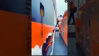 Так осуществляется перемещение с одного корабля на другой на открытых водах.