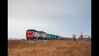 Тепловоз 2ТЭ25КМ-0369 с грузовым поездом