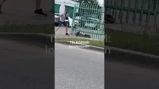 Ул Мусы Джалиля наркоман молотит самокат пол часа  Сначала кидал его на дорогу теперь бьет кирпичами