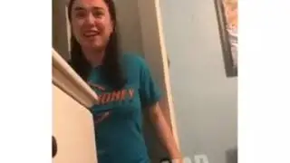 Девушка дотронулась до оголенного провода?)))