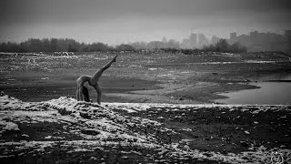 Photo shoot Nude, in the autumn, in the snow, on the banks of the Ob river with bathing.