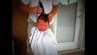 Мальчик очень боится стричься