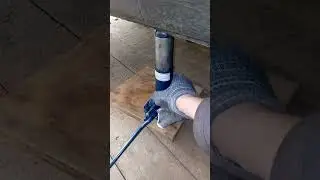 Попробовал домкратом поставить авто на кирпич