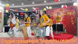 Шоу барабанов на празднике в торговом центре Ханой-Москва.