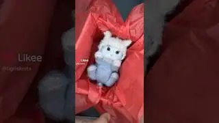 Вязаный котенок в вязаной шапке 