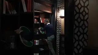 Discover this secret restaurant behind this bookshelf!
