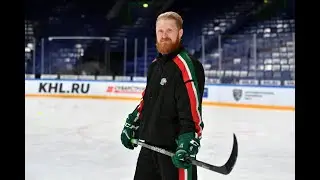 Максим Александрович Абаев «Портрет на фоне команды»