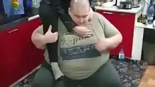 Жирный Гриша нюхает вареник Оляй