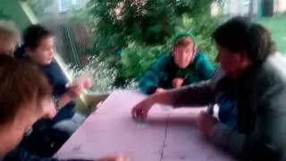 Бабки заставили молодого играть в карты