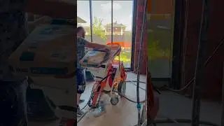 бригада работает на аккумуляторной станции SertaMaster VOLT, подача раствора на 2й этаж