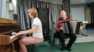 Вальс из кинофильма "Любовь и голуби" играет Павел Сивков (баян) и Любовь Стариченко (фортепиано).