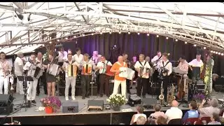 Les Fiancés d' Auvergne par tous les musiciens du festival.