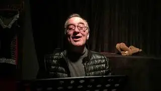 Atilla Yiğit Oda Tiyatrosu'nda Şiir okuyor