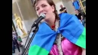 L'Allemande Uli chante en Amazigh «Afus g Afus».
