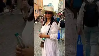 Жінки люблять великі шляпи. Мода на площі Ринок. #львівплощаринок