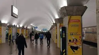 Метро. Киев. Общественный транспорт - метрополитен в карантин. Люди, пассажиры, работники, охрана