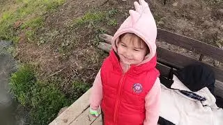 Деревня, Кот ест личинок майского жука, рыбалка