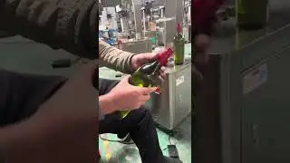 Máquina semiautomática para sellar tapas de botellas de vino