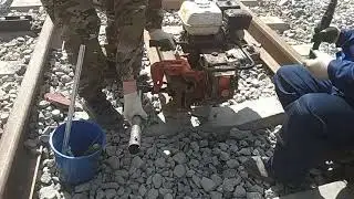 Сверлят рельс для установки и монтажа .