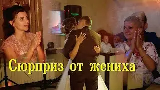 The groom read a poem at the wedding. A surprise for the bride. Surprised everyone and touched)))