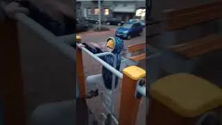 Лёша паркурит