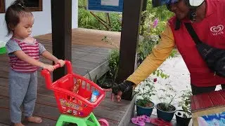Balita Lucu Menunggu Paman Penjual Es Krim - Keranjang Belanja Mainan Anak - Eat Ice Cream