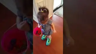 Cette fillette a du mal à marcher avec les souliers de sa mère!