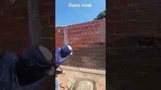 esse pedreiro está em outra rotação