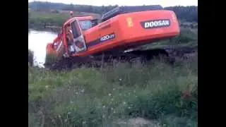 Экскаватор уходит в пруд